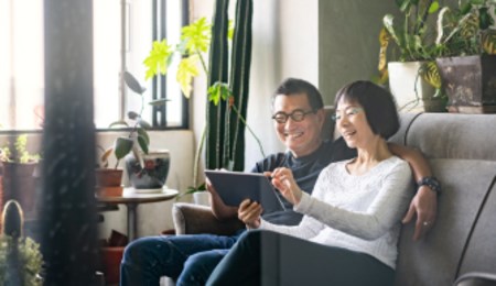 投資型保單存退休金好嗎?保險連結基金VS自行投資基金比一比